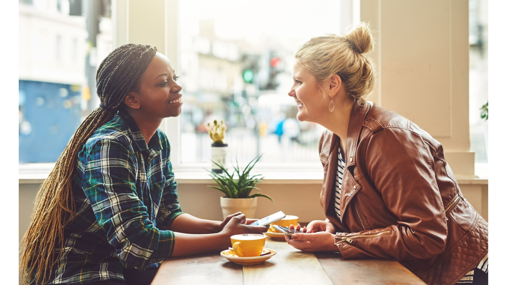 Conversa entre pessoas em ambiente profissional