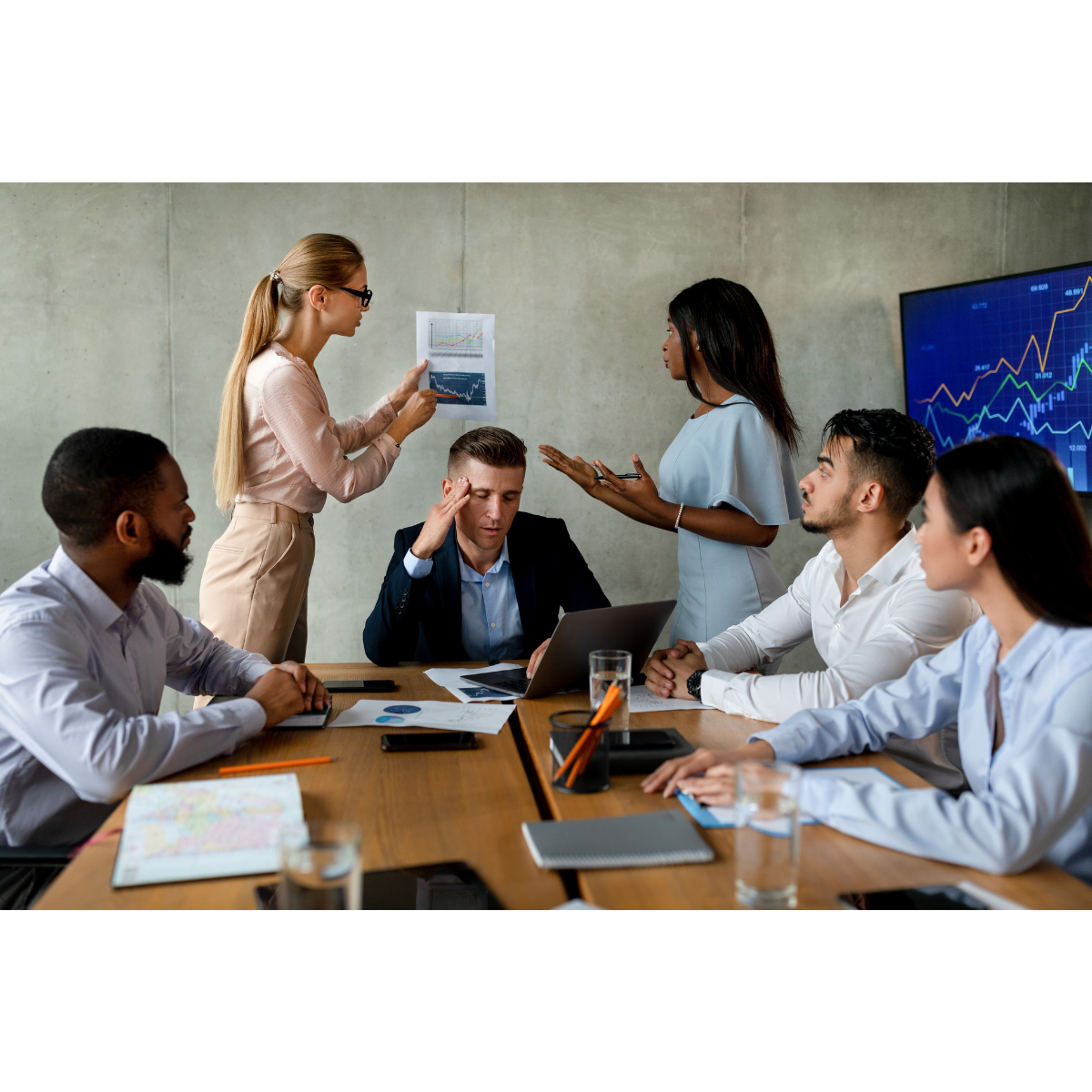Grupo de pessoas em treinamento de comunicação não violenta e desenvolvimento humano