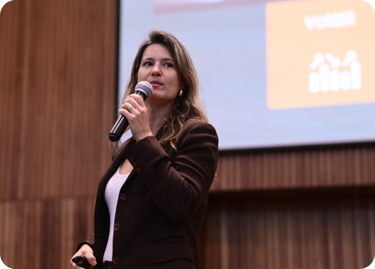 Juliana Bridi em palestra — despertando consciência nas organizações