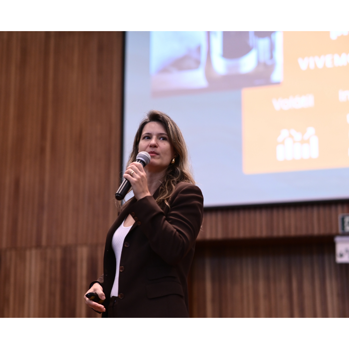 Juliana Bridi em palestra