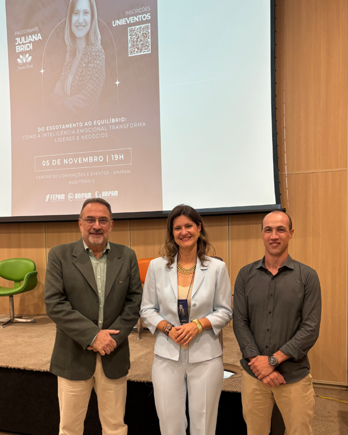 Juliana Bridi com grupo atendido