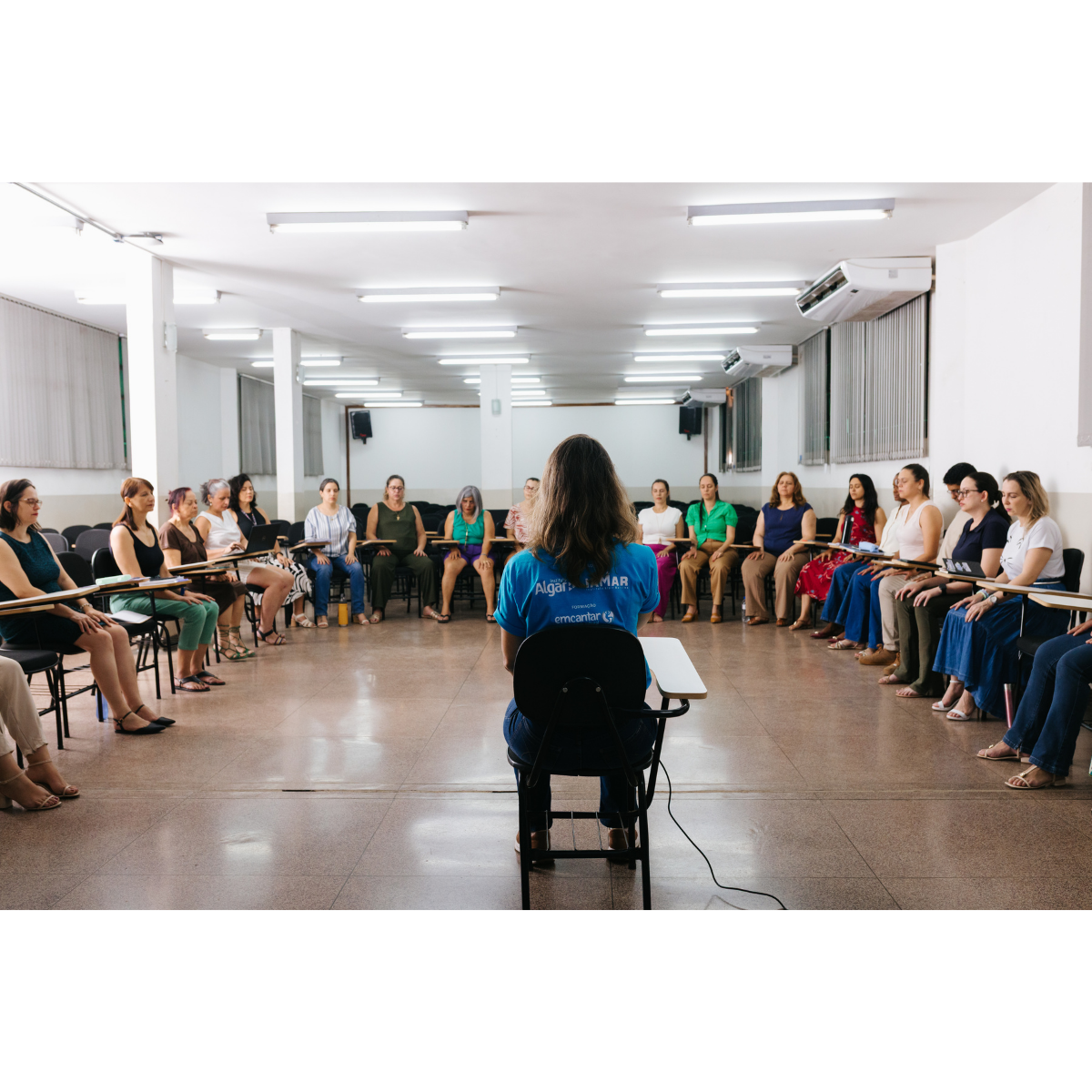 Juliana Bridi em dinâmica com grupo
