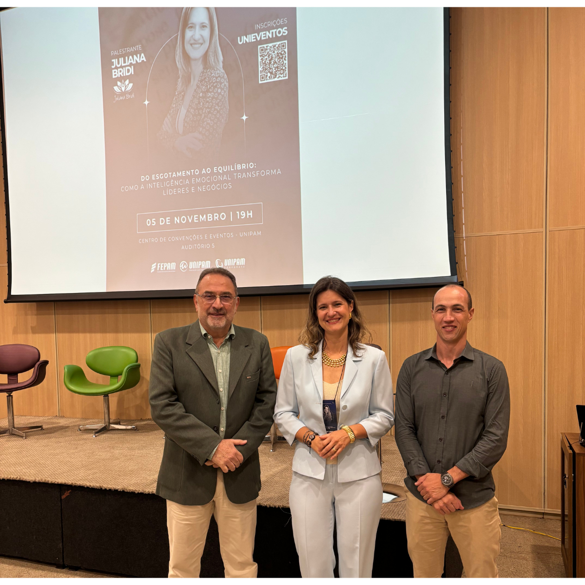 Juliana Bridi facilitando treinamento