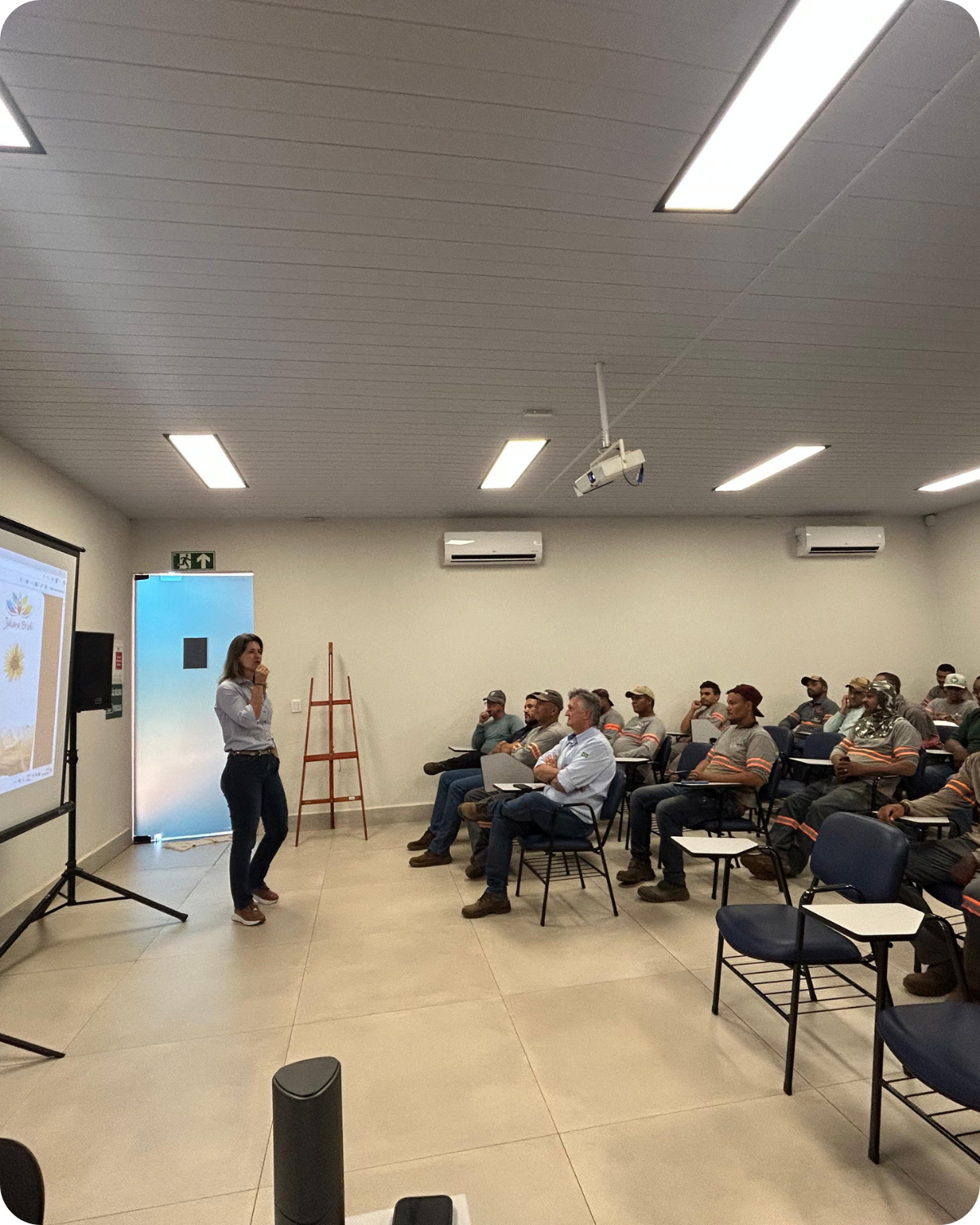 Juliana Bridi em treinamento corporativo