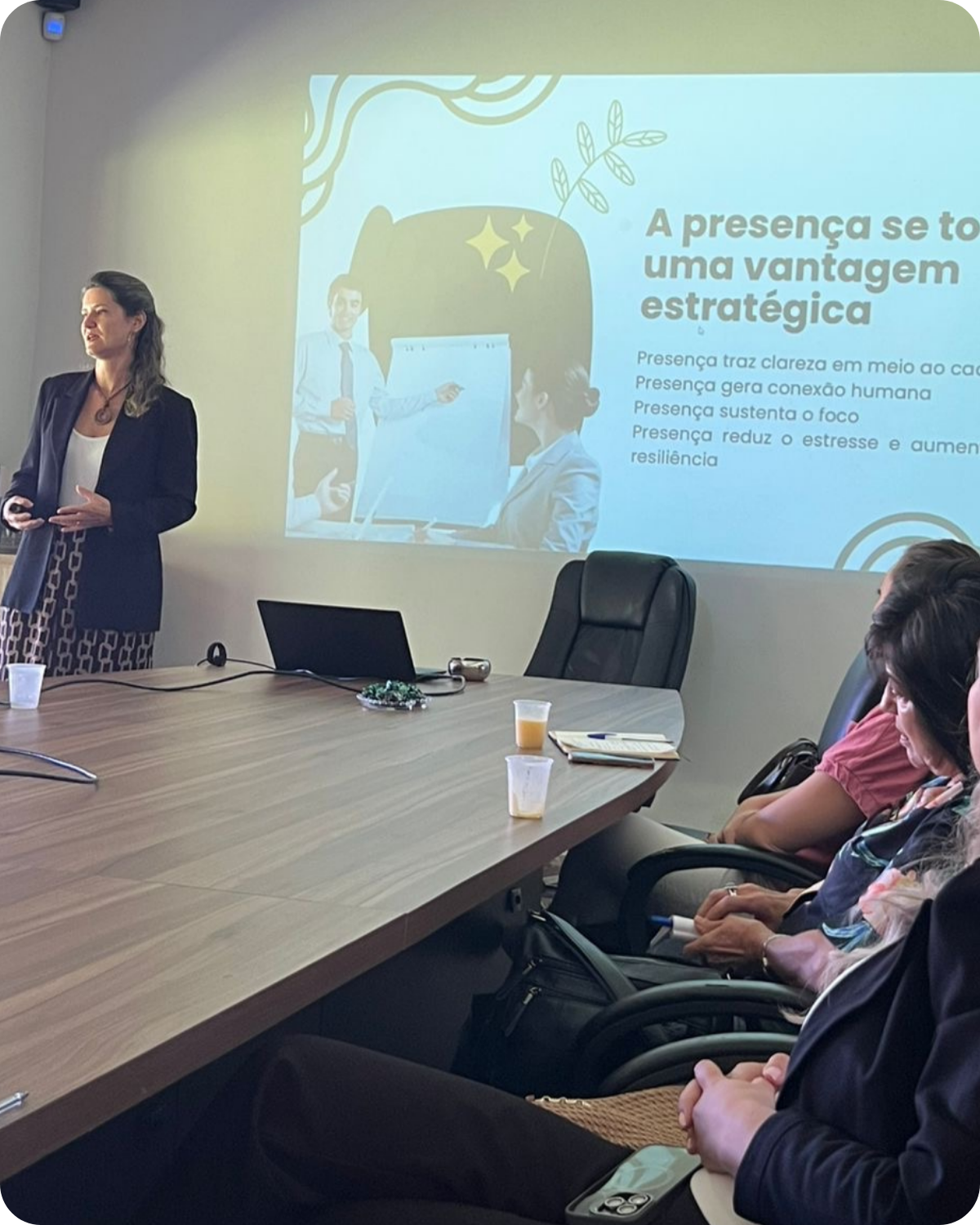 Juliana Bridi conduzindo workshop
