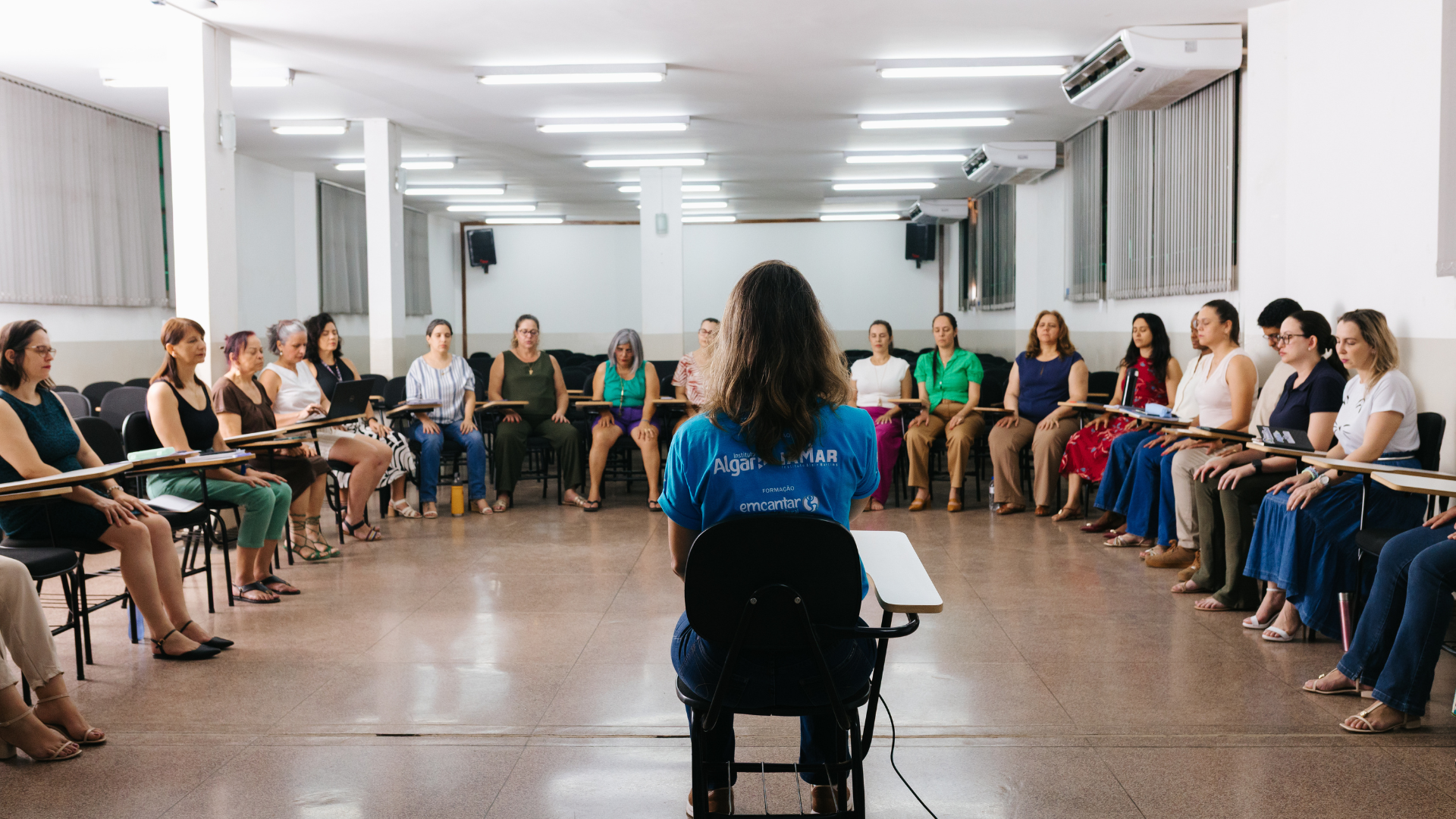 Oficinas Vivenciais — Juliana Bridi com grupo em escola